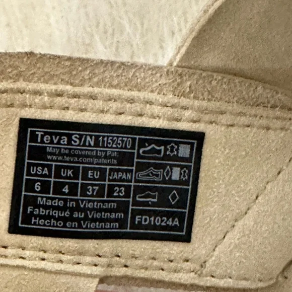 Teva Beige and Cream Footwear 🌴☀️ - Picture 5 of 6